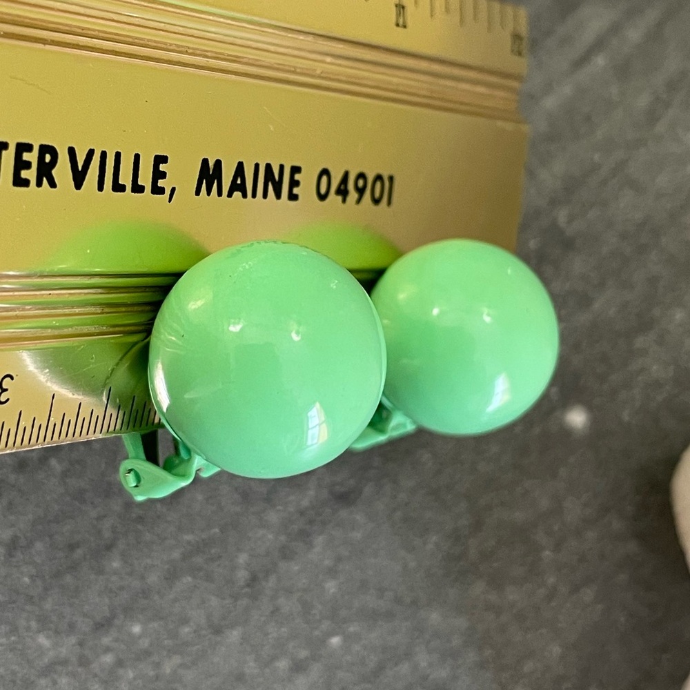 Vintage 60s Green Enamel Clip-On Earrings - Picture 6 of 15